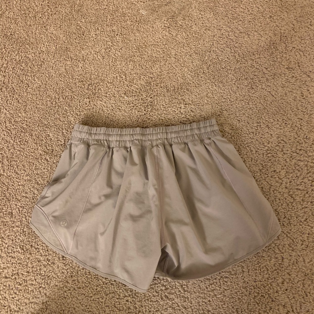 Lululemon hotty hot shorts 4”🍋